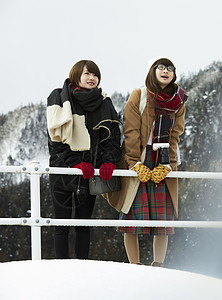 冬天女孩在旅途雪景驻地微笑图片