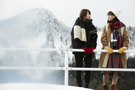 冬天女孩在旅途雪景驻地微笑图片