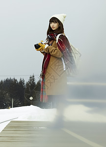 冬天女孩在旅途雪景摄影图片