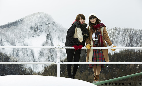 雪国列车冬天女孩在旅途雪景驻地看前方背景