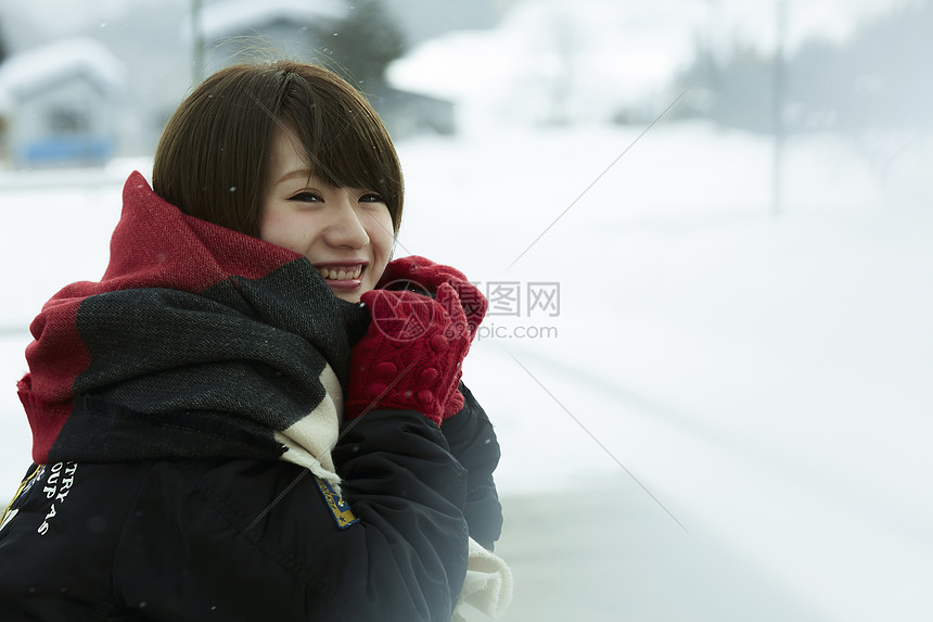 户外冬天女孩双手握着围巾图片