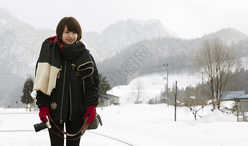 冬天女孩在雪景中拍摄图片