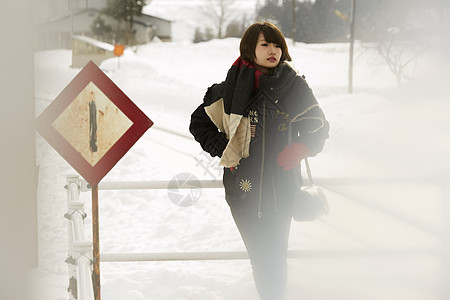 冬天女孩在旅途雪景路边图片