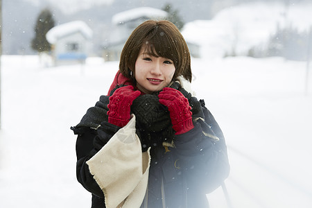 户外冬天女孩在旅途雪景路边图片