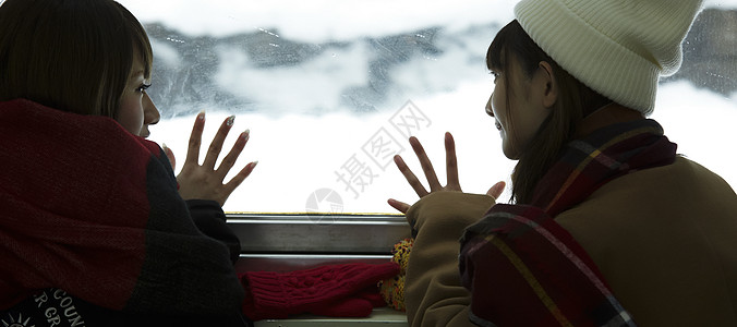 冬季女孩旅行雪景乘车高清图片