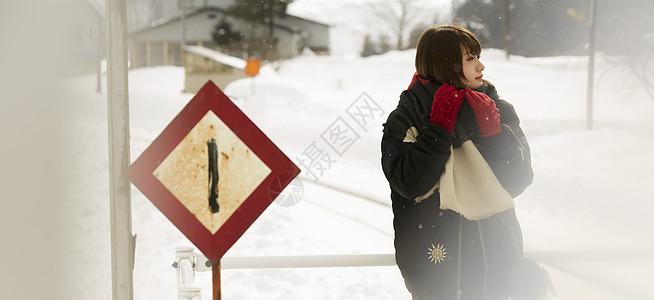 冬天女孩在旅途雪景路边图片