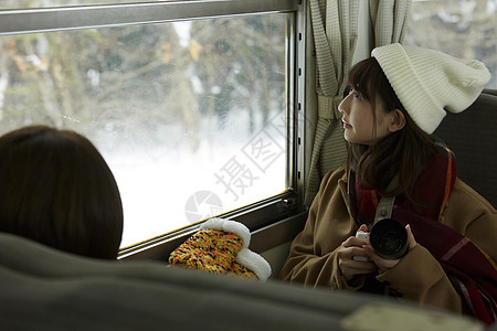 冬季女孩旅行雪景观光乘车图片