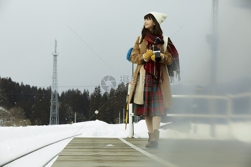 游客冬天在雪地里漫步图片