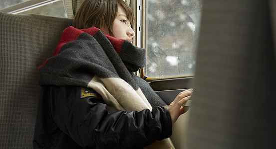 冬季女孩旅行雪景区本地线乘坐列车图片