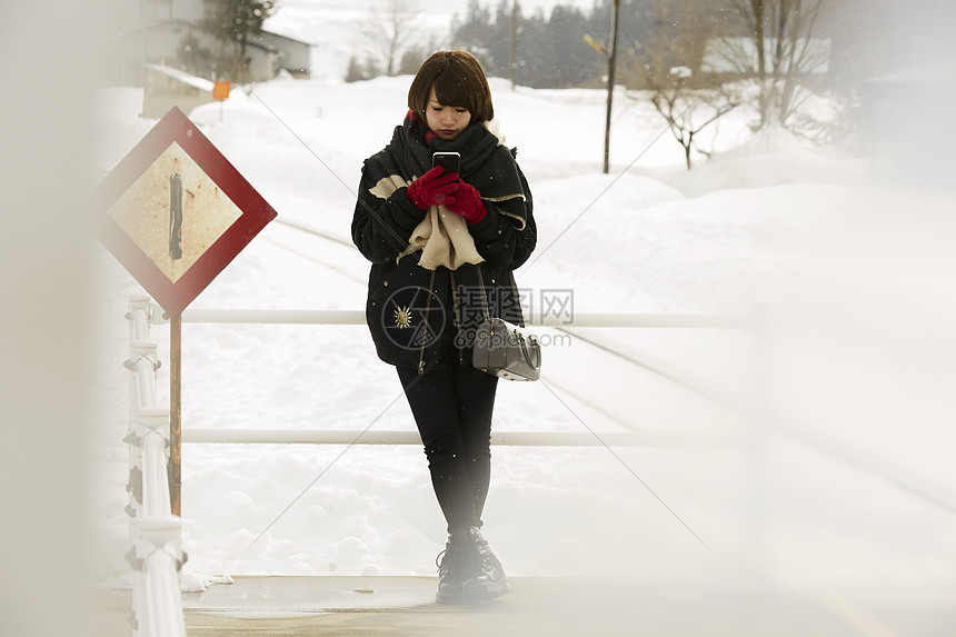 冬天在雪地里漫步的女学生图片