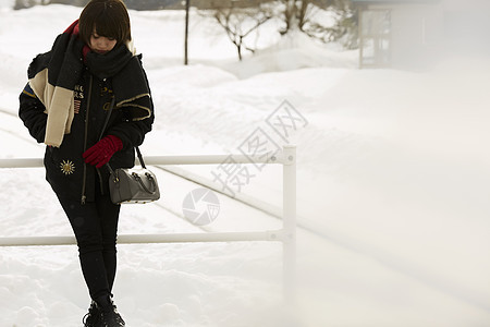 冬天在雪地里漫步的女学生图片