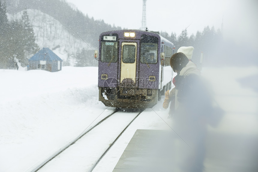 享受雪景旅行的女人图片