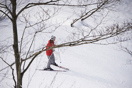 雪坡滑雪的少女图片