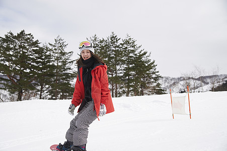 滑雪度假区滑雪的女青年图片