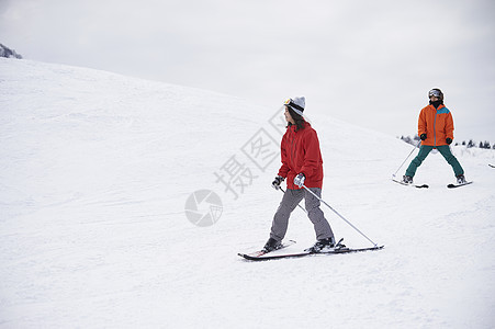 滑雪度假区滑雪的年轻情侣图片
