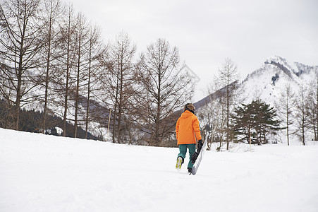 户外滑雪的年轻人图片