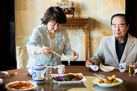 老年人聚会吃饭聊天图片