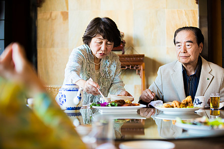  夹菜的老年人图片