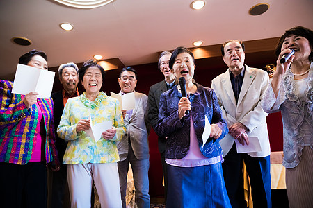  老年聚会上唱歌的老年人图片