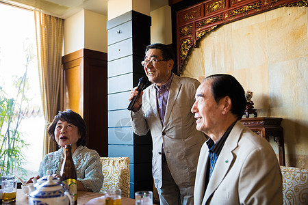 老年人在餐厅聚餐时唱歌图片