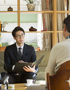 中年男士在家和商务人士聊天图片