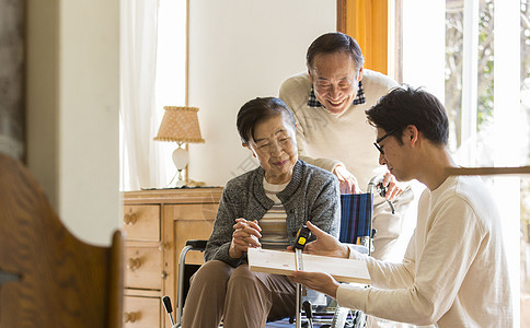 高级装修建筑师商讨住宅风格图片