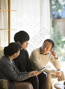 居家陪伴外公外婆的男子图片