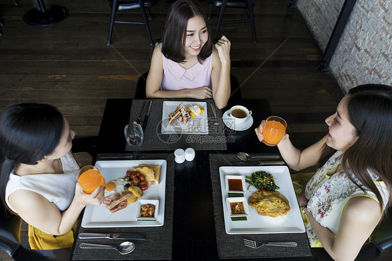 闺蜜女孩饭店吃饭聊天图片