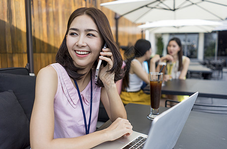 女性户外办公接电话图片