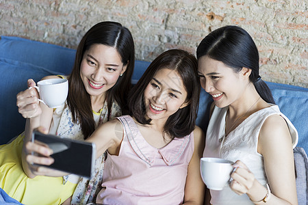 在咖啡店喝下午茶的女人图片