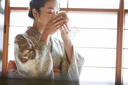 壮年茶点女享受茶道的妇女图片