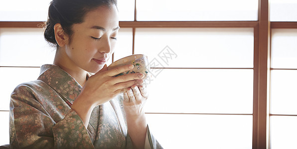 三十几岁日本茶点茶享受茶道的妇女图片