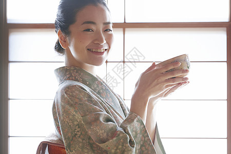 日式服装茶拂好客享受茶道的妇女图片