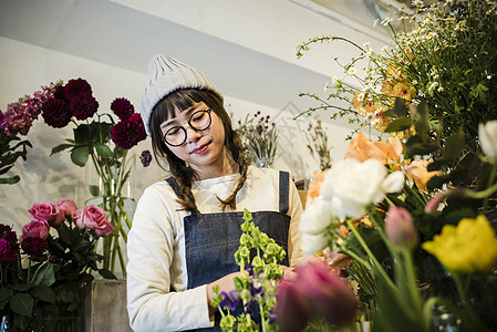 打理花店的女子图片