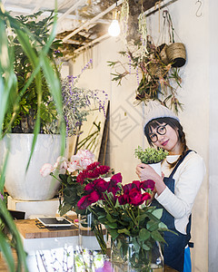 一个在花店打工的女子图片