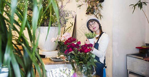  花店的女性员工图片