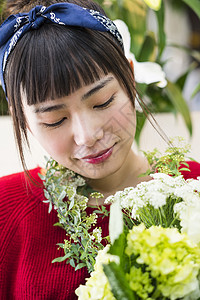  看花的女性图片