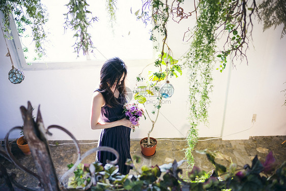 笑容凝视植物人有绿色和花束的妇女图片