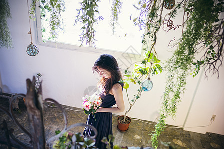 单人植物学感的有绿色和花束的妇女图片