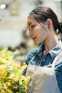 留白打工花匠工作在花店的妇女背景图片