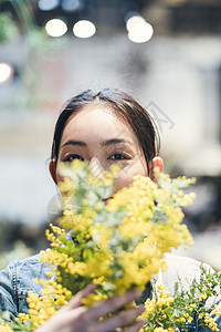 花匠1人花农工作在花店的妇女图片