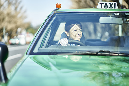 驾驶中的女性出租车司机图片