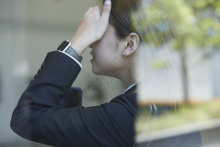 干练女性白领遇到麻烦图片