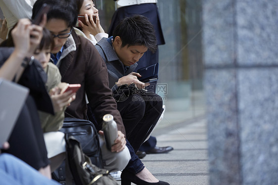 店面指引男女人们排队图片