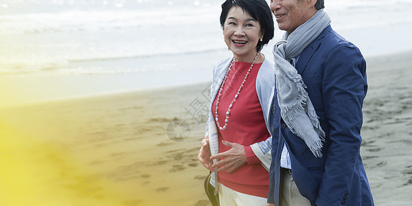 在海岸溜达的夫妇图片