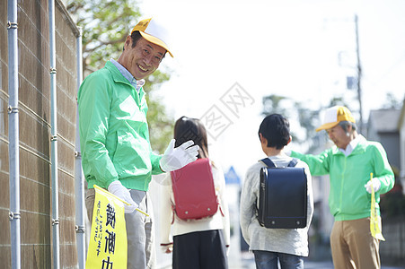 表情男孩小学生高级志愿者学校道路的安全援助图片