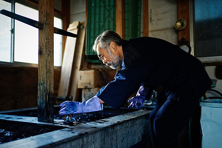 染料池染布的传统工匠图片