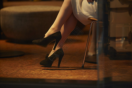 成熟女性穿着黑色高跟鞋特写图片