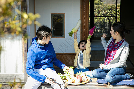 慢生活农夫家族一个家庭放松在农村生活的一面图片