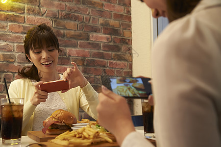 饭店点餐女生来到汉堡店点餐拍照背景